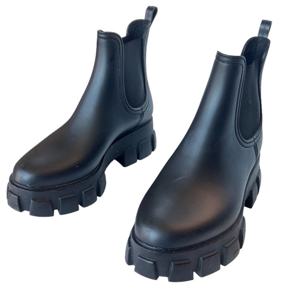 Jeffrey Campbell Shoes - Jeffrey Campbell Chunky Lug Sole Pull On Chelsea Boots in Black Size 8